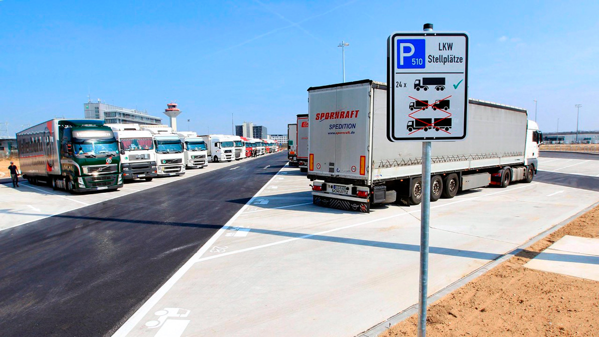 Фото парковки грузовиков в Европе
