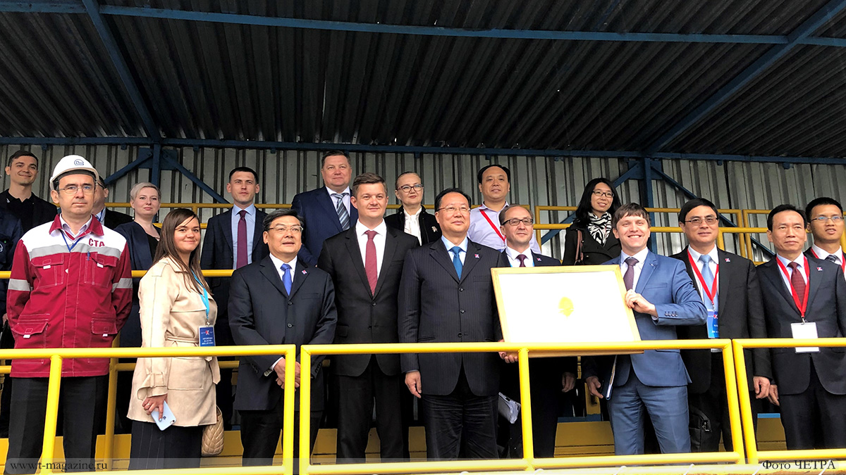 Фото делегации КНР на заводе Промтрактор