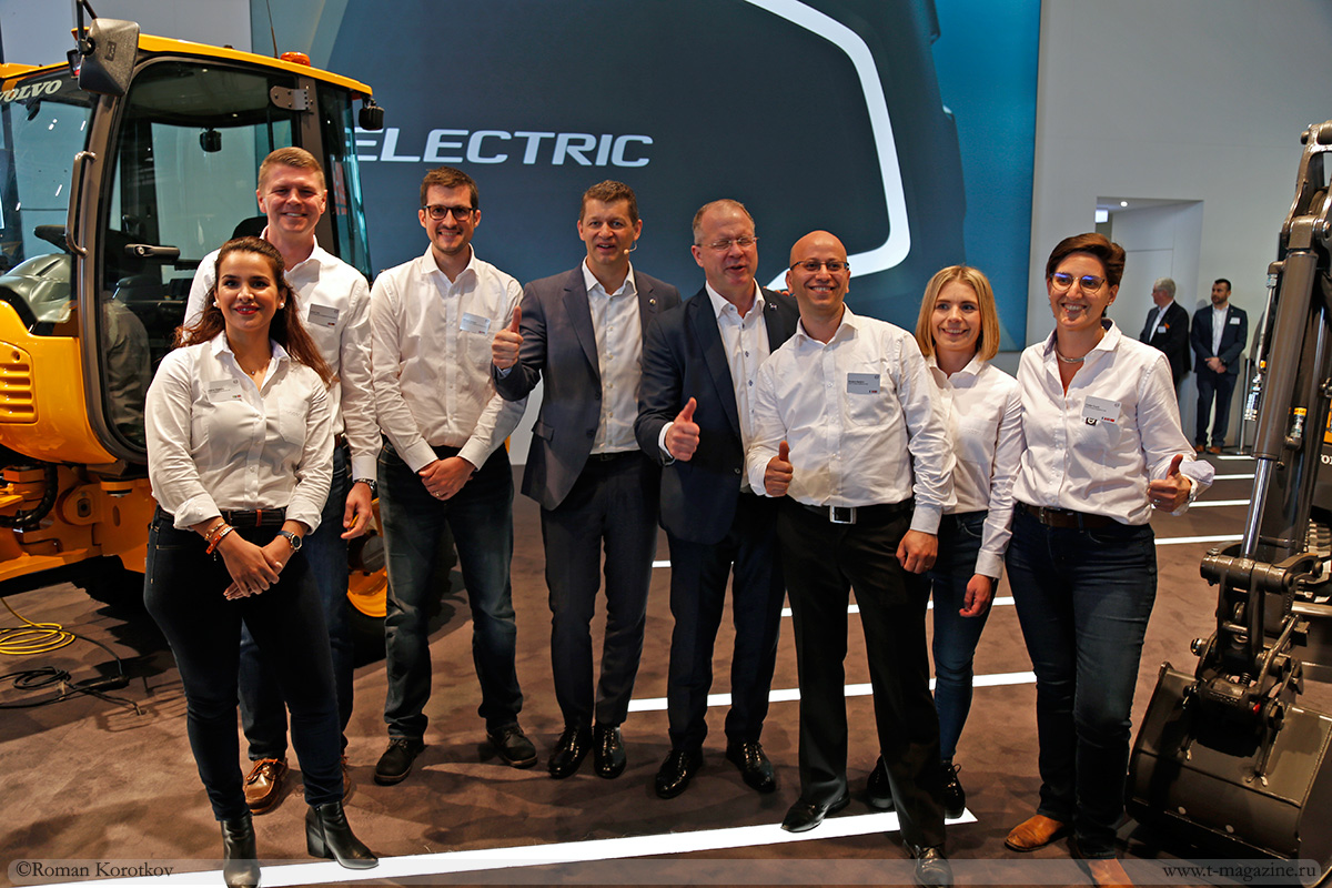 Фото с презентации электрического погрузчика и мини экскаватора Volvo