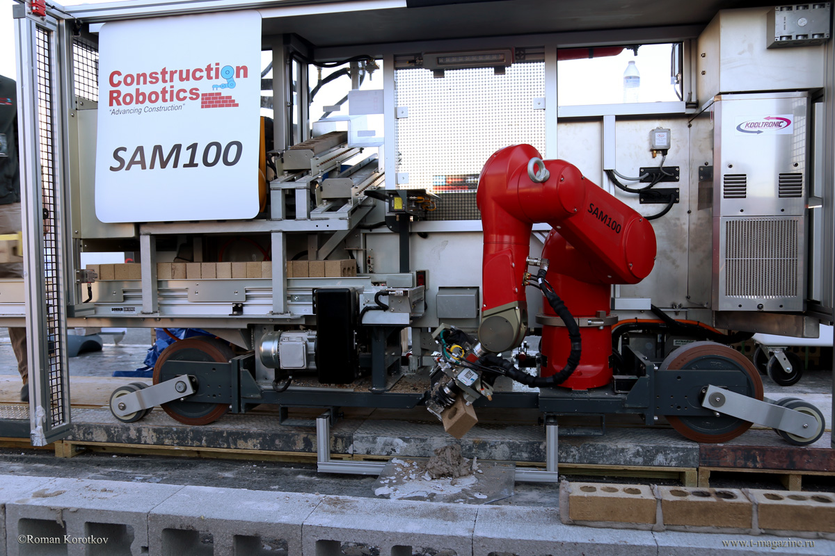 Робот-каменщик осуществляет кирпичную кладку на стенде на вытсавке World of concrete 2017
